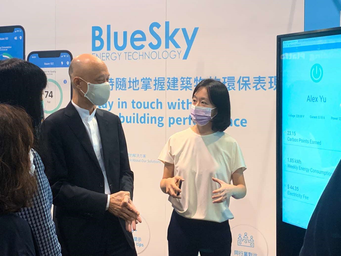 Secretary for the Environment of Hong Kong SAR visits Blue Sky’s display for net zero carbon building