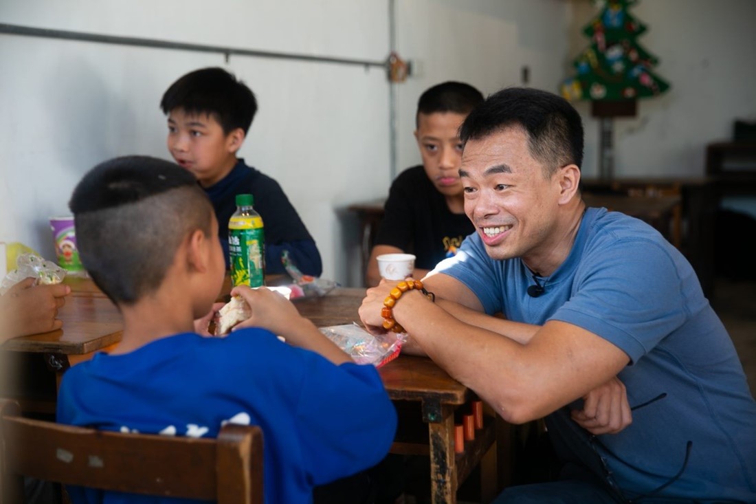 Jeffery spends time with the disadvantaged youths of Sanxia