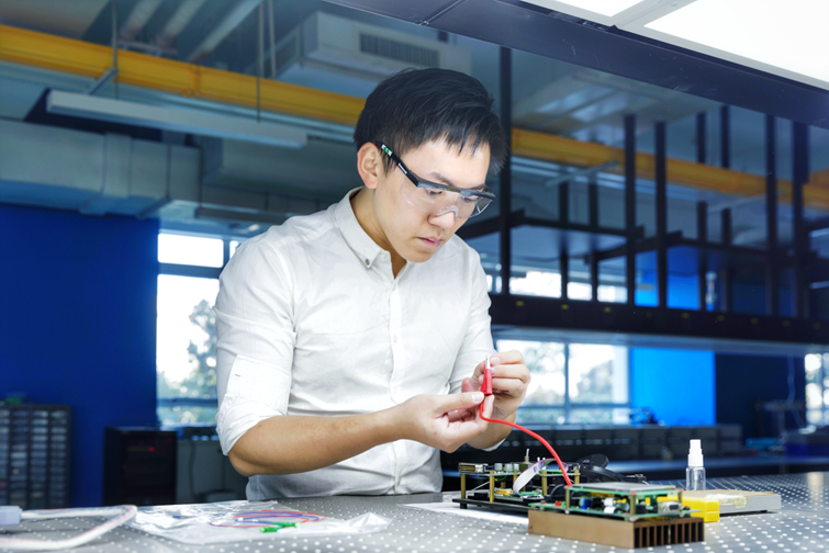 Jingqiang builds the prototype for smart pillbox. 