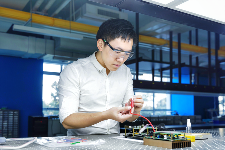Jingqiang builds the prototype for smart pillbox.
