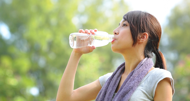 Menggosok gigi secara teratur dan banyak minum air putih buat kesehatan mulut