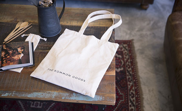 一個具設計感的環保袋，可鼓勵我們時常帶出街，減少膠袋用量。 