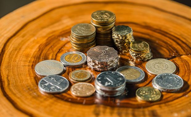 很多人覺得硬幣又重面額又少，索性放在家中不用，久而久之便堆積如山。 