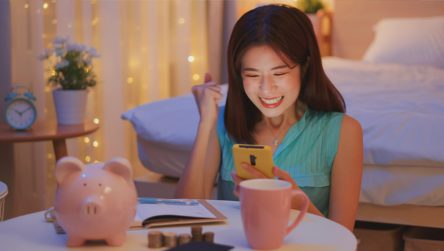 Karyawan yang berhemat melalui pengelolaan keuangan digital