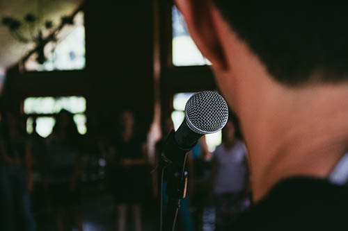 5 Trik Ampuh Bikin Introvert Jadi Jago Public Speaking