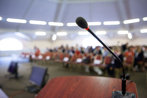 Suka Demam Panggung, Latih Skill Public Speaking Dengan Cara Ini