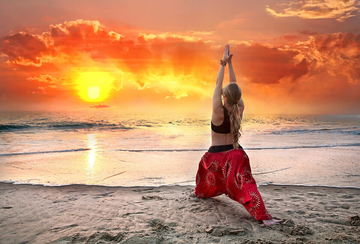 Surya Namaskar adalah satu rangkaian gerakan yoga yang dilakukan untuk penghormatan terhadap matahari. 