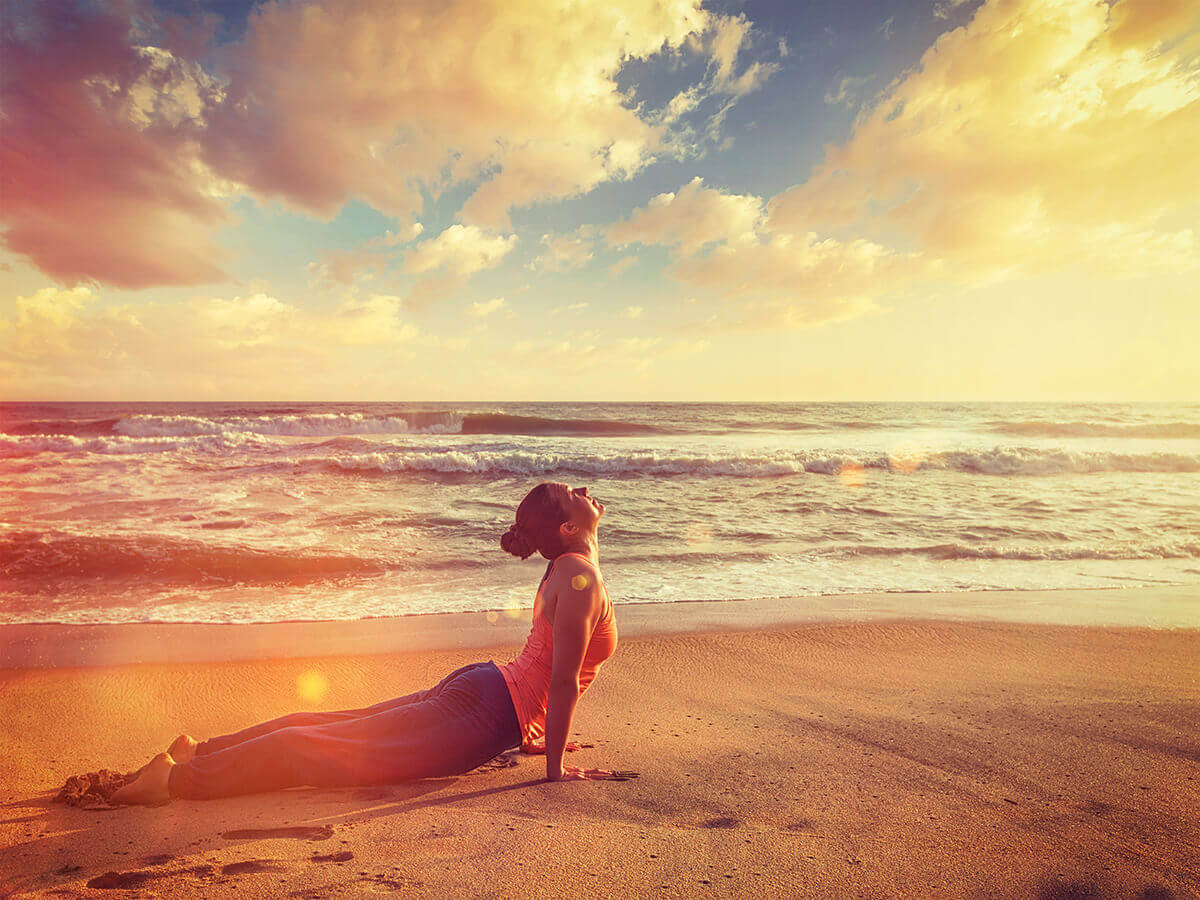 Salah satu pose gerakan yoga Surya Namaskar, Cobra Pose.