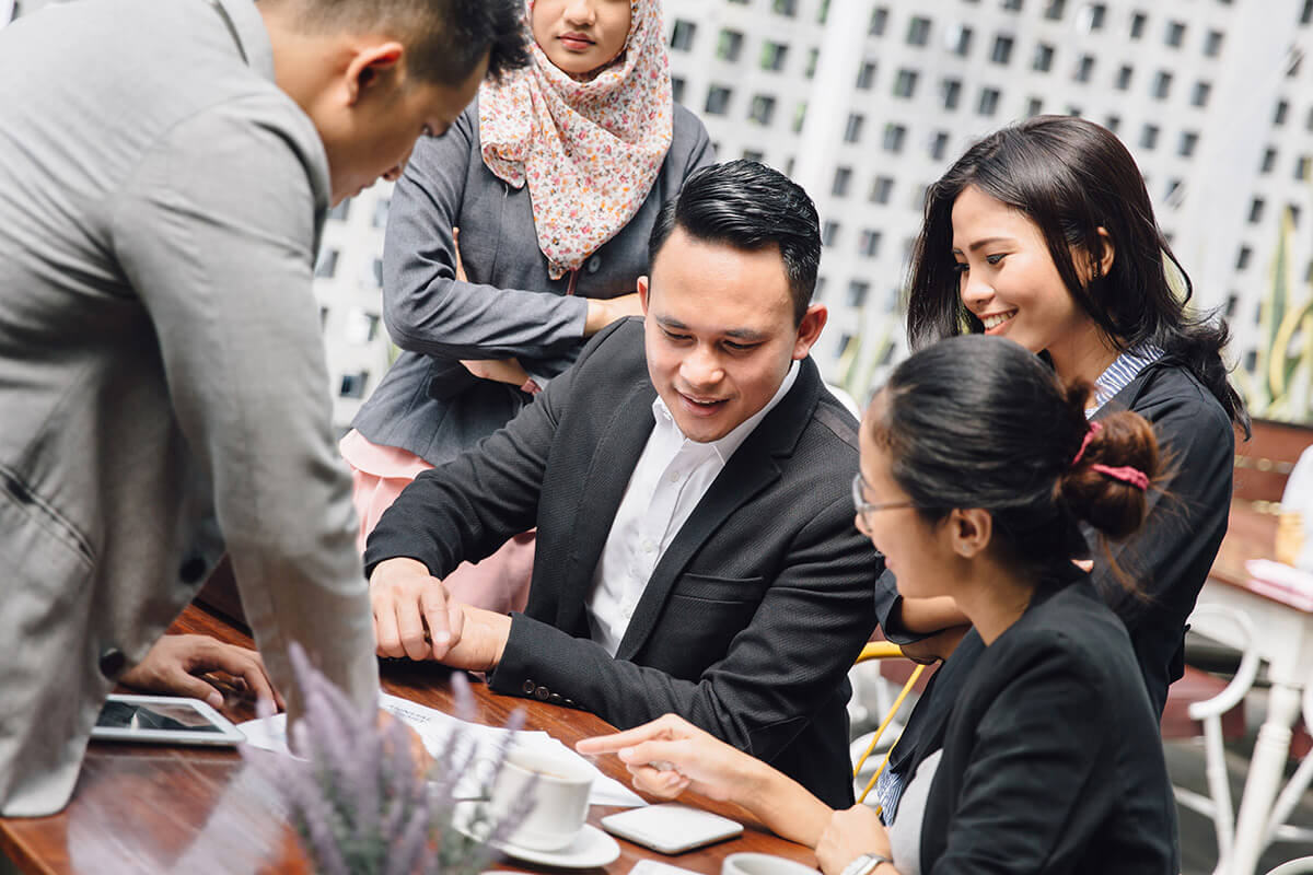 Sebagai millennial di tempat kerja, temukan teman untuk mengasah kreativitas atau membangun diskusi menemukan penyelesaian kerja yang lebih baik. 