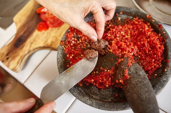 Sambal terasi khas Sunda ini biasa menjadi teman lalapan seperti timun, kol, kemangi, atau selada.