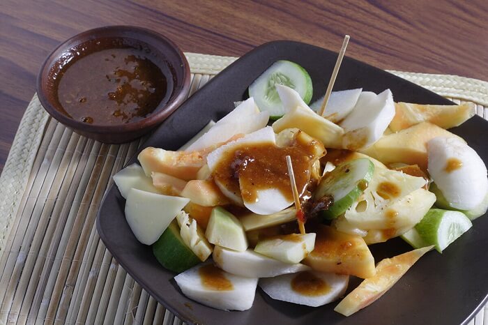 Sambal rujak ini umumnya sebagai pelengkap makan buah, bukan untuk makan nasi. 