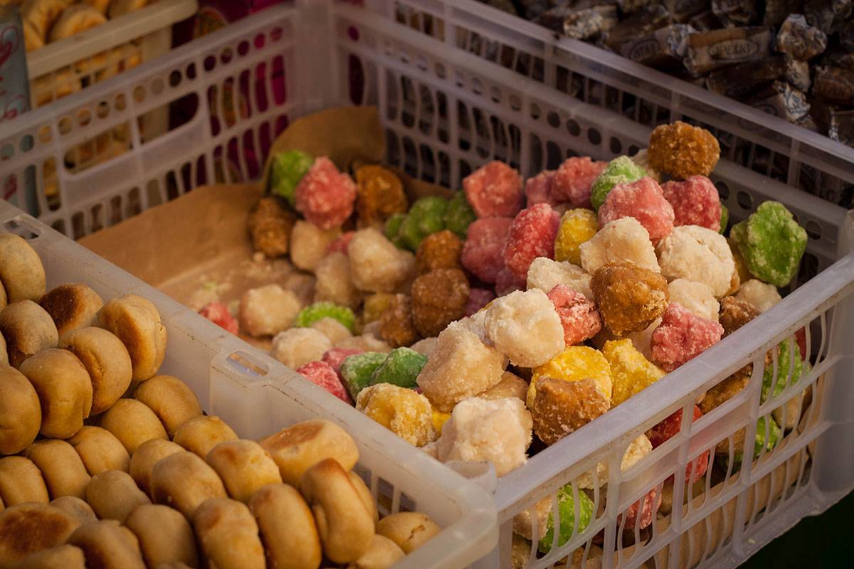 Geplak, makanan khas kota Bantul yang terbuat dari parutan kelapa dan gula pasir atau gula jawa