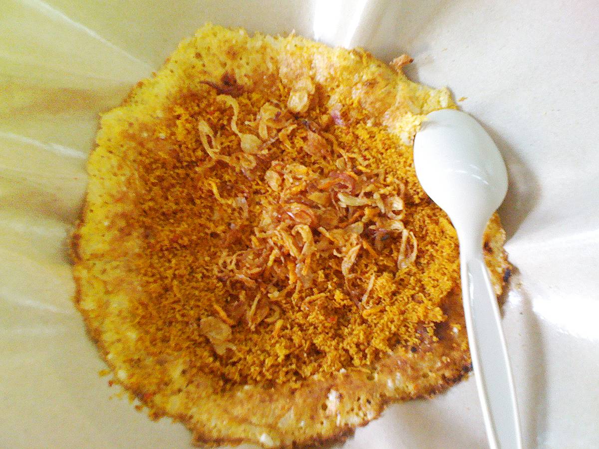 Kerak telor, jajanan tradisional Betawi.