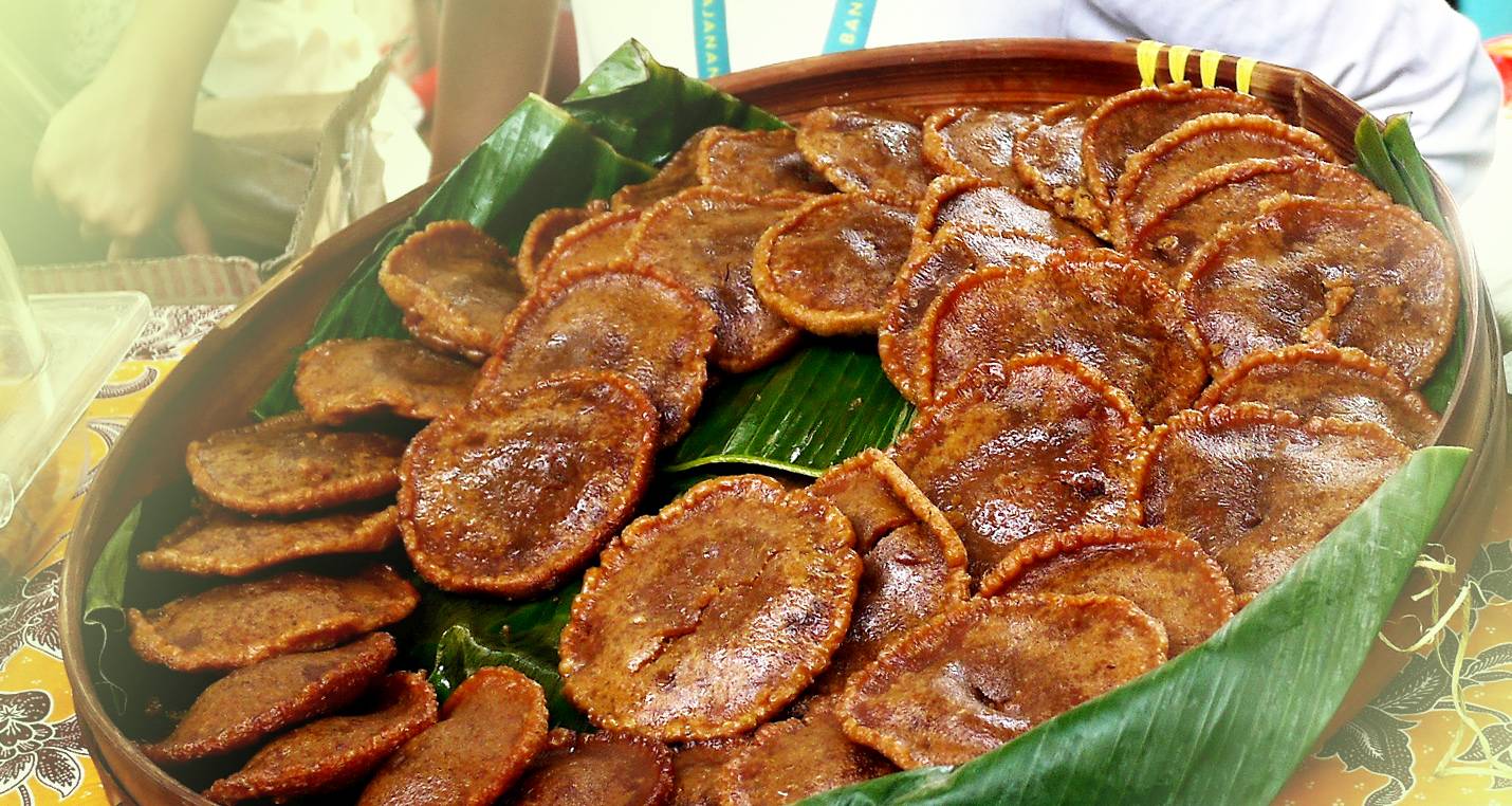 Kue cucur terbuat dari tepung beras, tepung terigu, dan gula merah cair. 