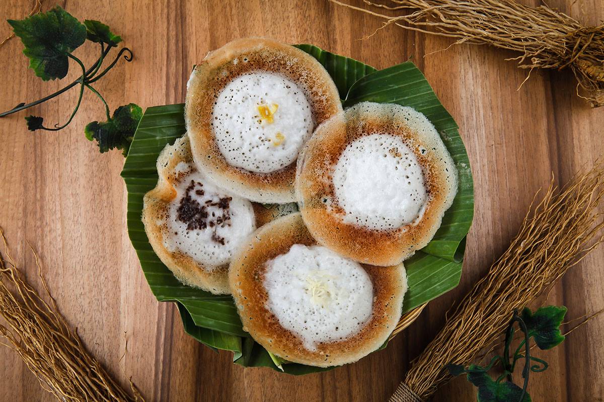 Kue serabi ini menjadi oleh-oleh khas kota Solo atau kota Bandung.