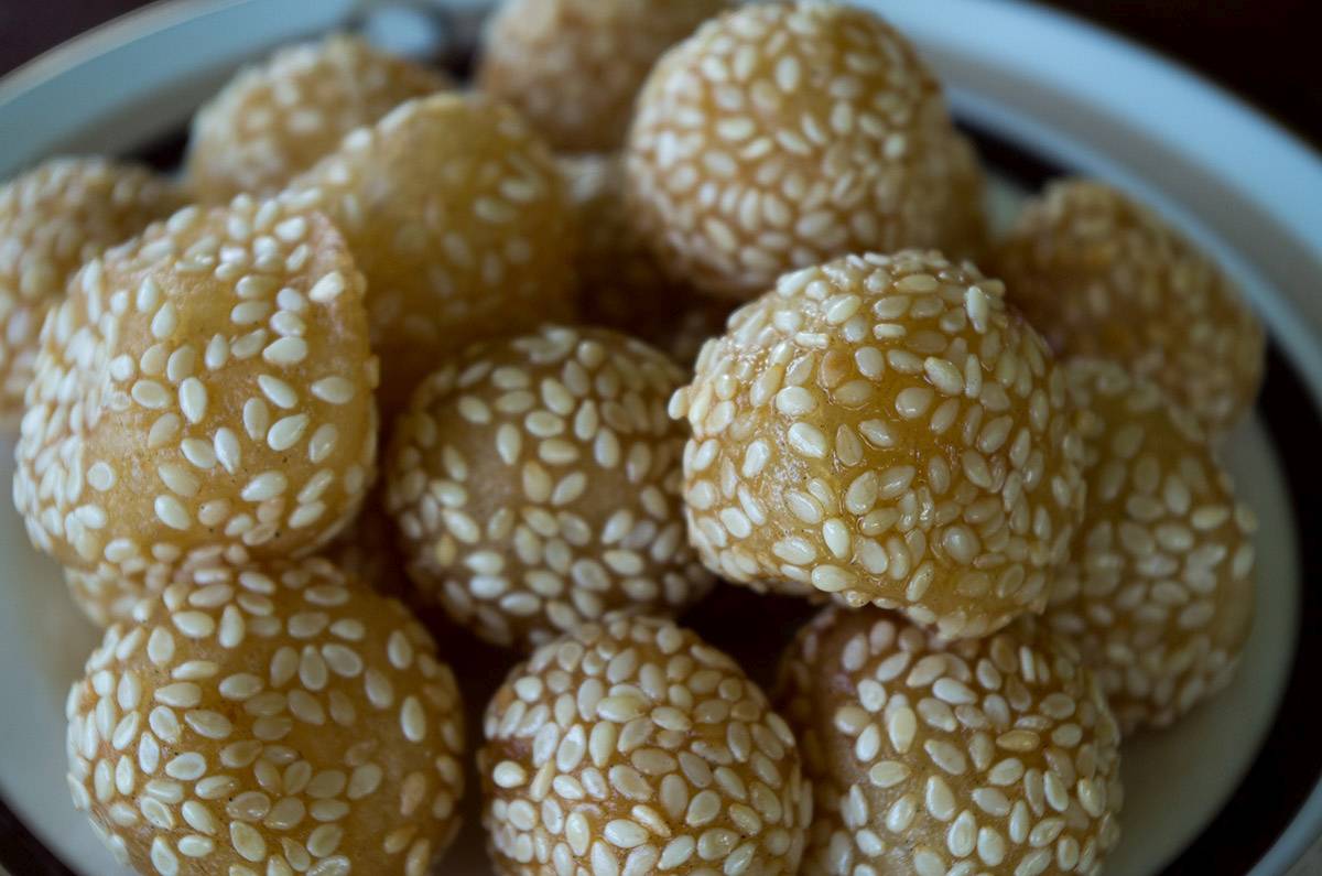 Onde-onde mudah ditemukan di pasar atau di pinggir jalan bersama gerobak gorengan. 