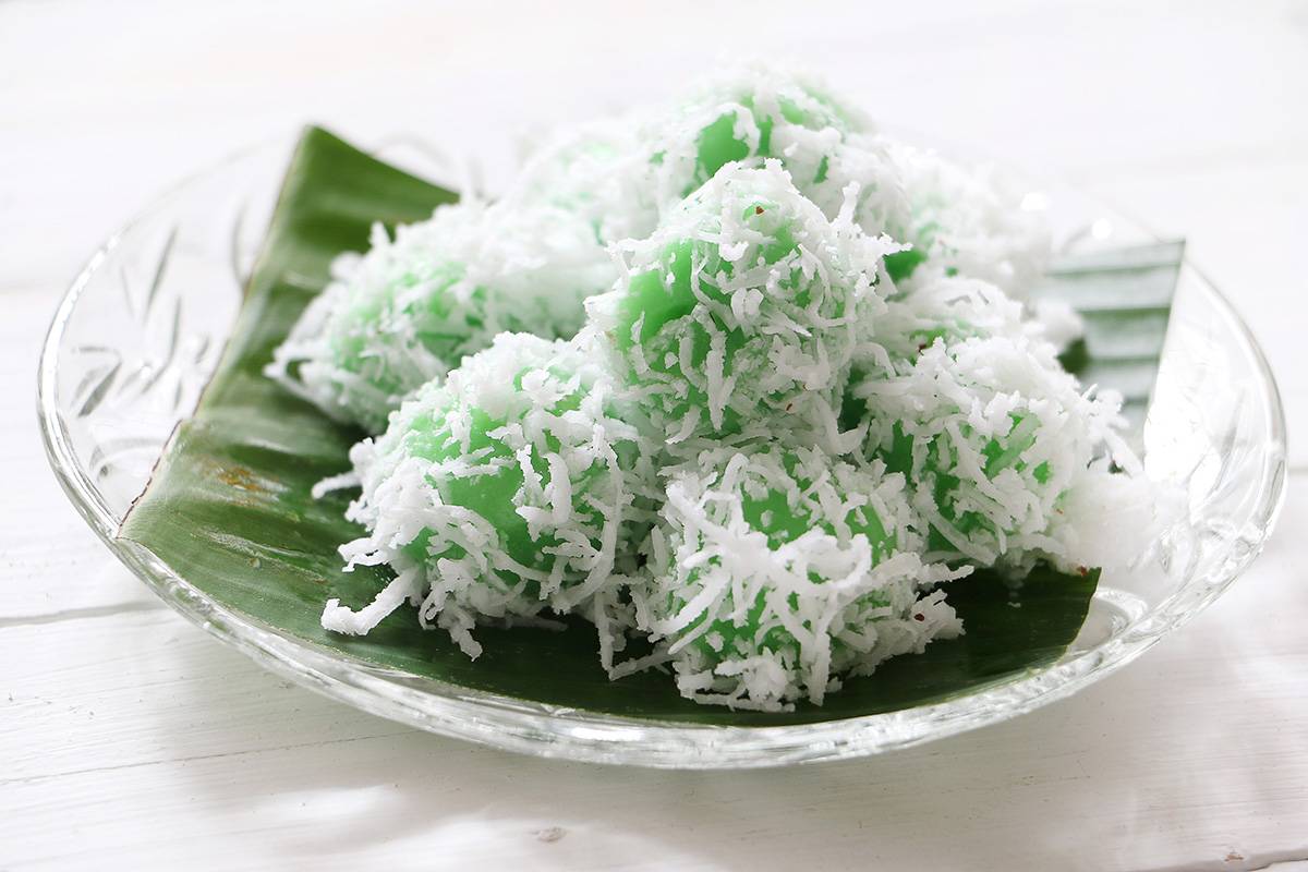 Tips makan klepon, masukkan seluruh kue ke dalam mulut agar gula cairnya meleleh di dalam mulut. 