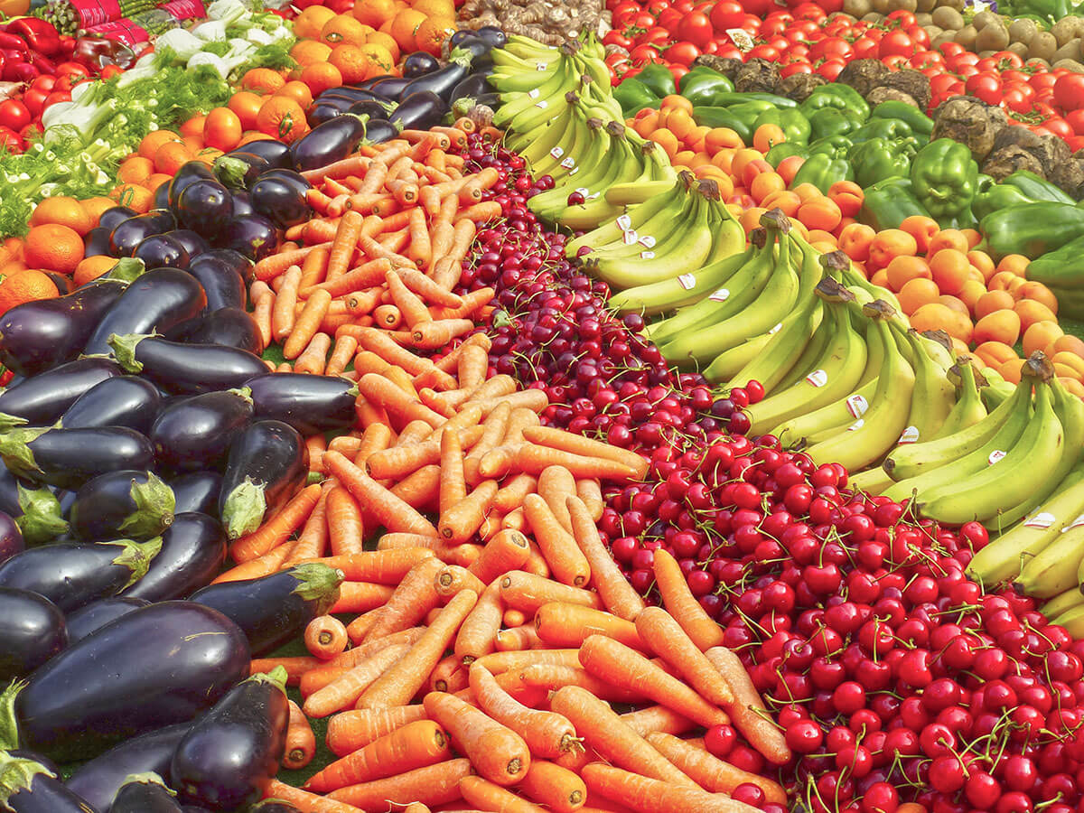Perbanyak asupan serat dengan mengonsumsi sayuran dan buah.