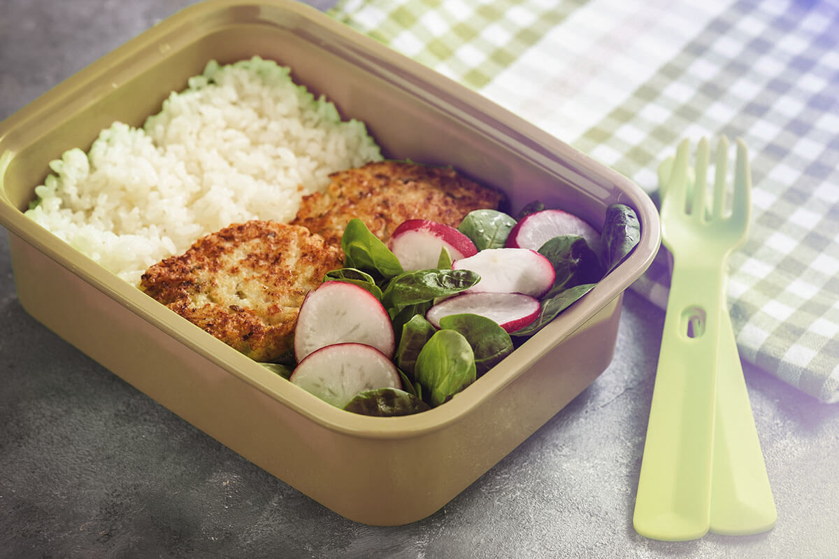 Dengan membawa bekal makan siang,  masakan yang kamu olah sendiri pasti akan tetap terjaga nutrisinya.