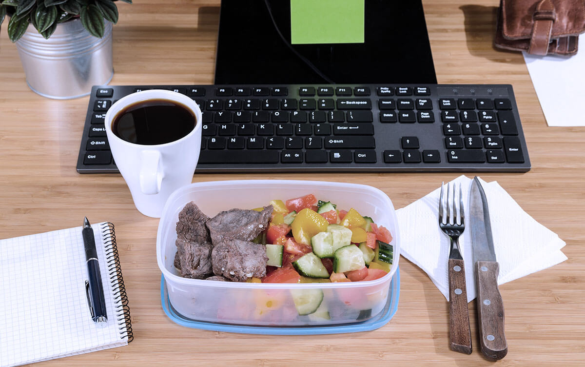 Menjauhlah dari meja kerja ketika makan siang. Manfaatkan waktu istirahat untuk menggerakkan badan.