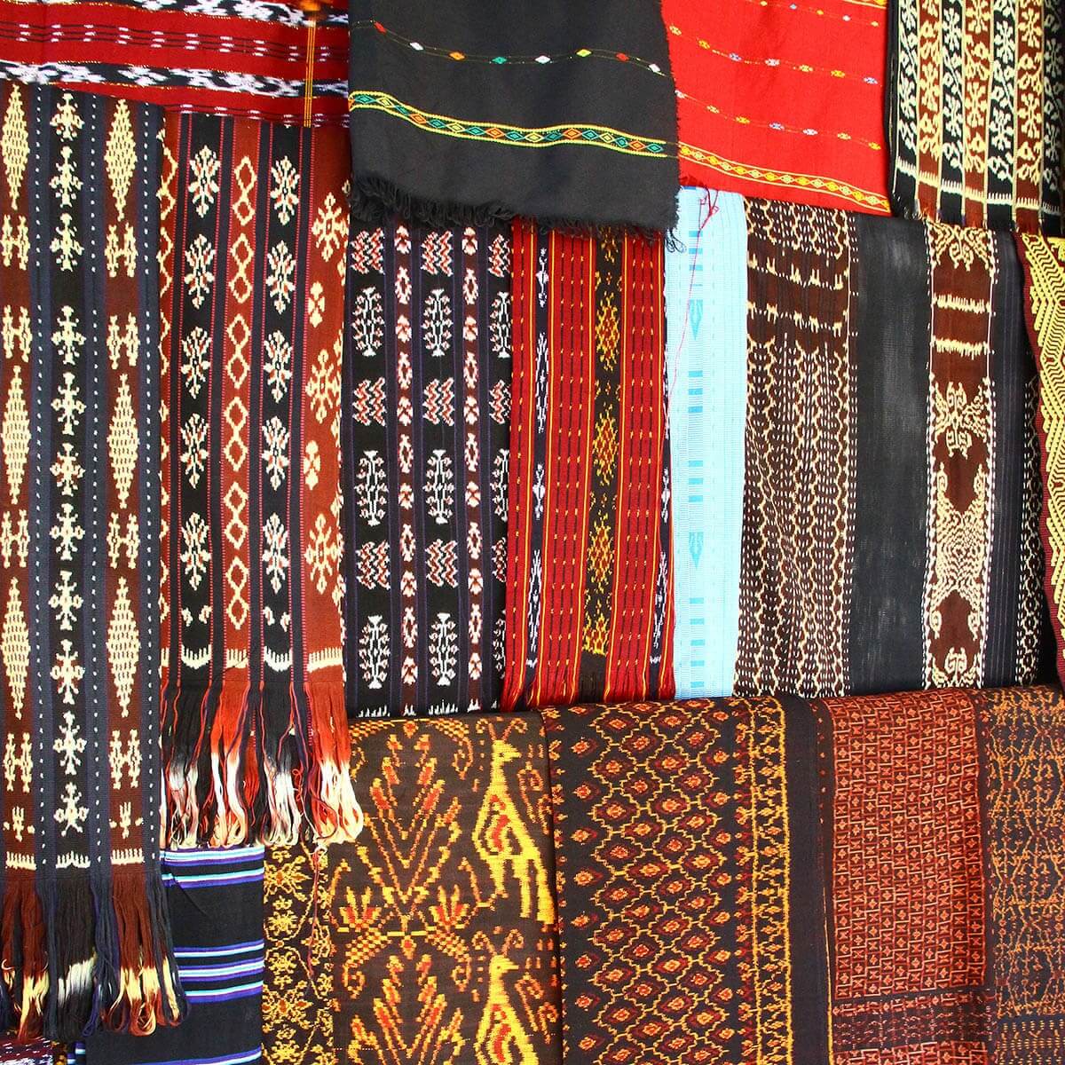 Dalam 1 provinsi di Indonesia bisa ada beberapa motif dan jenis kain tenun yang berbeda-beda