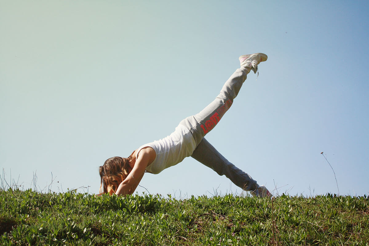 Gerakan senam pilates melatih otot inti tubuh, memperbaiki postur tubuh, dan juga bisa menurunkan berat badan.