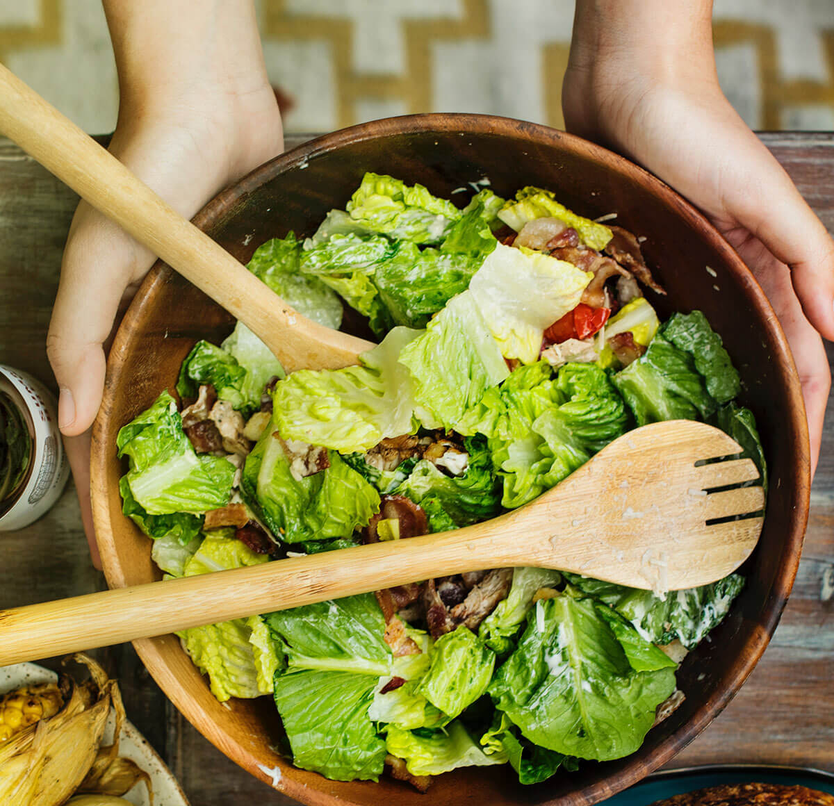 Padukan salad dengan sumber karbohidrat seperti kentang bakar atau kentang rebus, dan sumber protein seperti potongan daging ayam tanpa kulit.