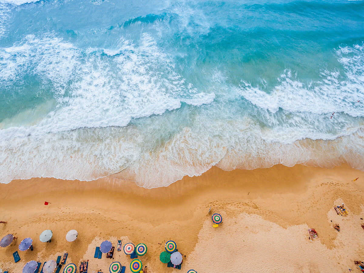 Pantai merupakan destinasi favorit untuk dikunjungi bersama pasangan, teman atau keluarga.