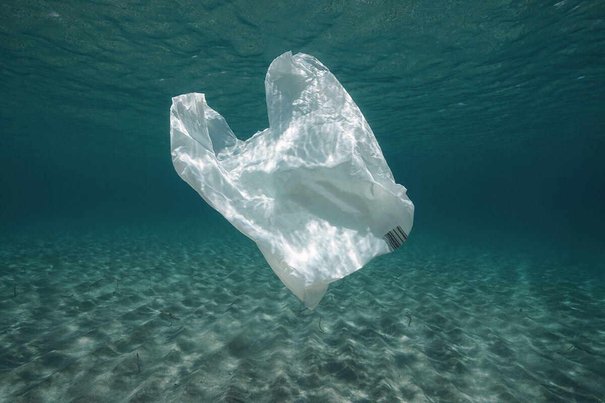 Bahaya sampah plastik yang terbawa hingga ke laut.